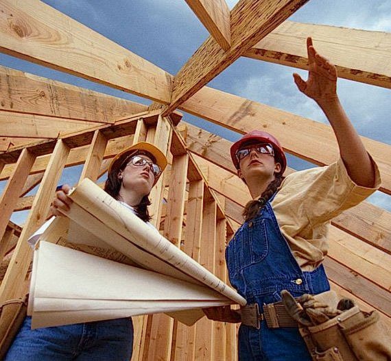 İnşaat halindeki bir yapıda planlama yapan mimar ve teknik ekip