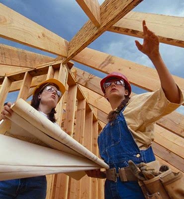 Antalya’da bina dış cephe mantolama uygulaması yapan işçiler