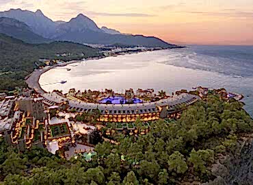 Antalya Kemer’de tadilat yapan ustalar ve modern villa yenileme çalışması