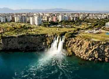 Antalya Kepez’de tadilat yapan inşaat ustaları ve yenilenen yaşam alanı