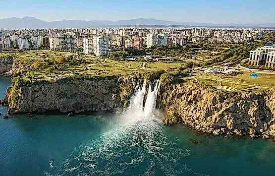 Antalya Kepez 1 Antalya Kepez’de tadilat yapan inşaat ustaları ve yenilenen yaşam alanı