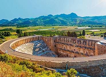 Antalya Serik’te dış cephe mantolama ve tadilat yapan inşaat ekibi