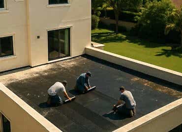 Çatıya su yalıtım malzemesi uygulayan usta