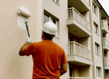 Bina dış cephesini boyayan profesyonel boya ustası