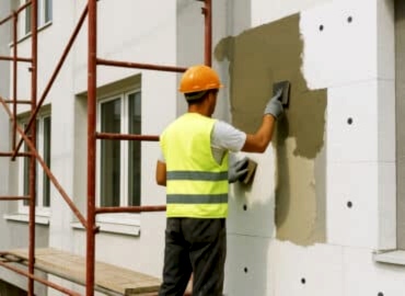 Bina dış cephesine ısı yalıtım levhası uygulayan ustalar