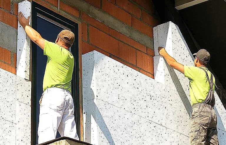 Apartman Dış Cephe Mantolama 1 Apartman dış cephesine mantolama yapan ustalar ısı yalıtım levhası uyguluyor