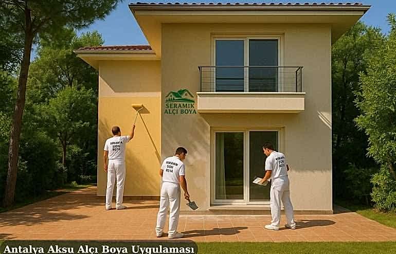 Antalya Aksu Alçı Boya Uygulaması 2025 9 Antalya Aksu Alçı Boya Uygulaması, villa iç cephesinde, usta, altın rengi duvar boyası uygulaması yapıyor.