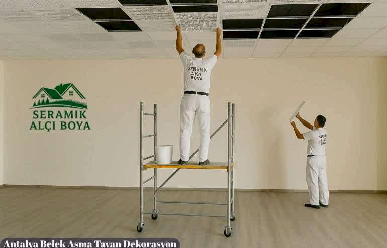 Antalya Belek Asma Tavan Dekorasyon 2025 5 Antalya Belek Asma Tavan Dekorasyon Seramik Alçı Boya” ustası, geniş salon tavanında asma tavan montajı
