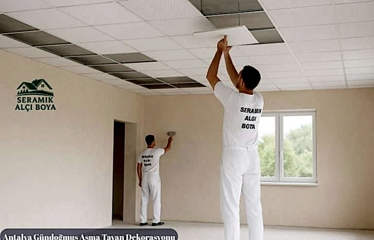 Antalya Gündoğmuş Asma Tavan Dekorasyonu 2025 6 Antalya Gündoğmuş Asma Tavan Dekorasyonu Gündoğmuş’ta bir usta, “Seramik Alçı Boya” logolu beyaz iş kıyafetiyle müstakil bir evin iç tavanında yeni nesil asma tavan montajı yapıyor.